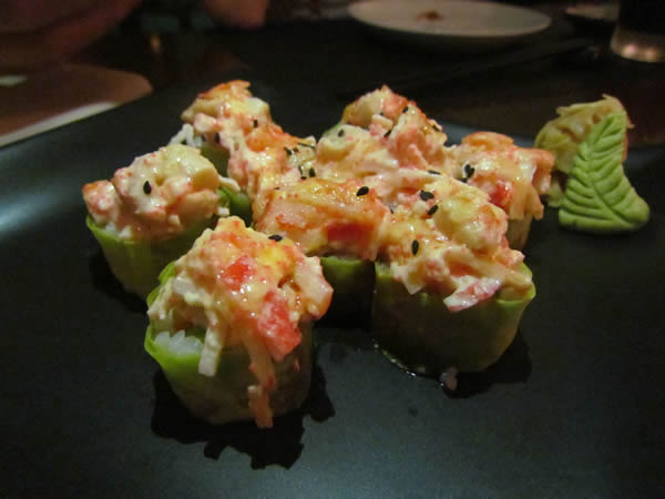 Sushi enrolado na folha de soja, pasta de vieiras, kani e ovas