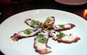 Sashimi de polvo com coentro, pimenta e sal negro