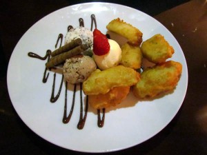 Tempura de banana com sorvete