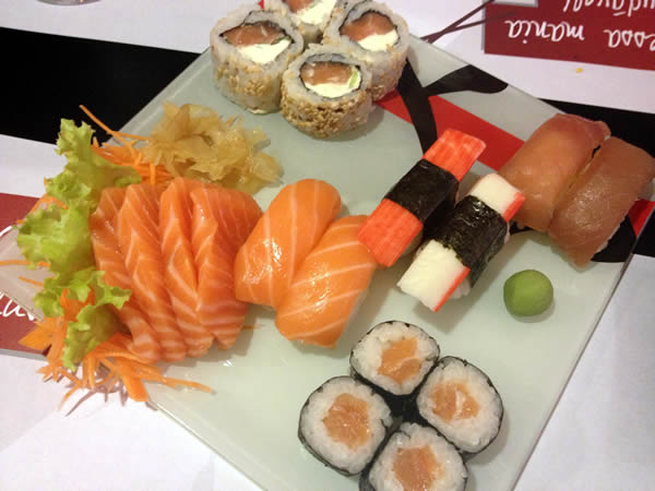 Combo com sushi, sashimi e nigirizushi