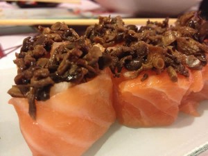 Gunkan Maki Shake Negui com Shimeji