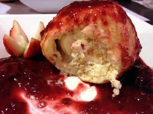 Tempura de Sorvete com calda de frutas vermelhas