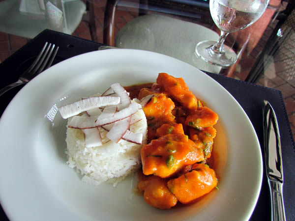 Moqueca de Jacaré e seus legumes, arroz basmati e leite de coco