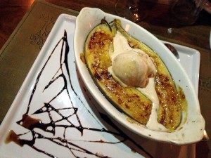 Banana assada com sorvete de canela
