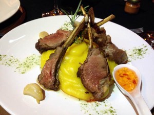 Carré de Cordeiro, purê de mandioquinha, alho confitado e geléia de pimenta