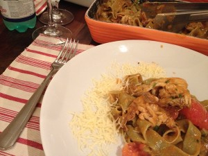 Fettuccine de Manjericão salteado com Tomates Frescos e Siri Mole