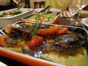 Ossobuco com polenta e queijo