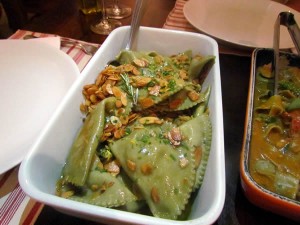 Raviolone recheado com gorgonzola e pêra, regado na manteiga de amêndoas e rapas de limão siciliano