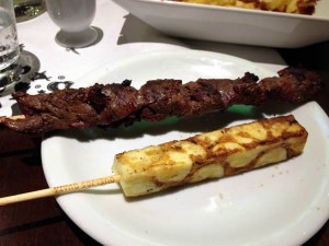 Espetinhos de cordeiro e queijo coalho