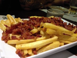 Mandioca frita com bacon
