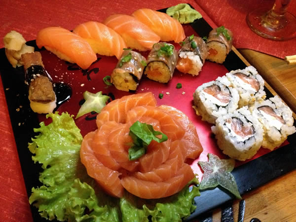 Combinado de sushis e sashimis, de salmão