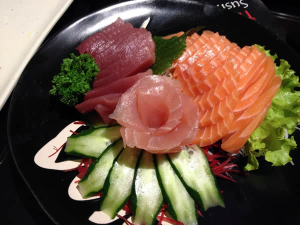Sashimi de salmão, atum e peixe branco