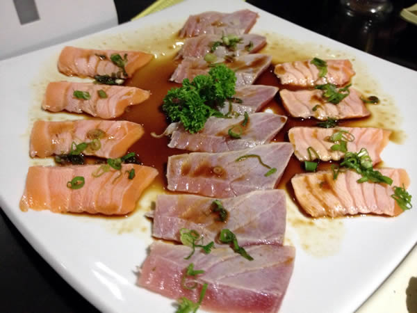 Tataki: fatias de salmão e atum seladas