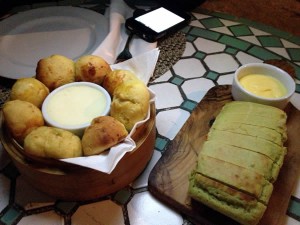Couvert: pão de capim-santo (capim-limão), pãezinhos de mandioquinha, manteiga, requeijão e creme de espinafre