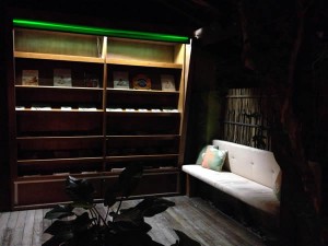 Biblioteca na entrada do restaurante, para tornar a espera mais agradável