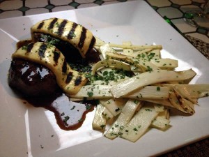 Medalhão com queijo coalho ao molho de melado de cana acompanhado de talharim de palmito pupunha