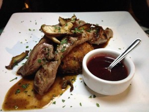 Mignon de Cordeiro com shitake acompanhado de rosti de aipim recheado com catupiry