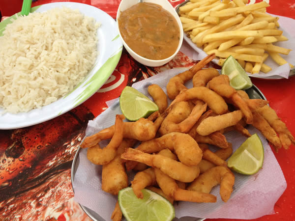 Camarão médio a Milanesa, arroz, pirão de peixe e batatas fritas