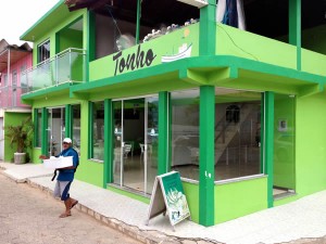 Tonho indo levar pedidos para as embarcações