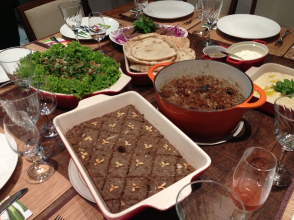 Mesa posta: tabule, Hommus bi tahine, Quibe cru e assado, pão sírio e Mjadra.