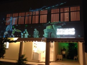 A entrada do restaurante Ilhas Gregas tem projeção de imagens de apresentações culturais da Grécia