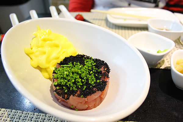 jun-temakeria-tartar-salmao-capelin-espuma-manga